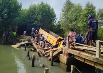 AMBRUK -- Jembatan sepanjang 25 meter di Desa Mekarsari, Kecamatan Panimbang, Kabupaten Pandeglang, ambruk, setelah truk bermuatan pasir melintasinya. (ISTIMEWA)