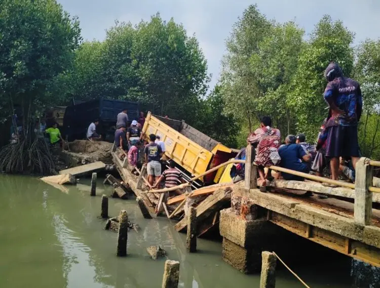 AMBRUK -- Jembatan sepanjang 25 meter di Desa Mekarsari, Kecamatan Panimbang, Kabupaten Pandeglang, ambruk, setelah truk bermuatan pasir melintasinya. (ISTIMEWA)