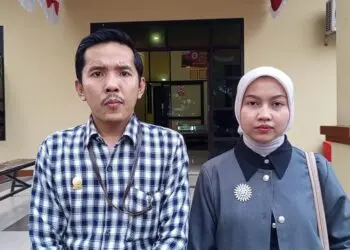 Kuasa hukum korban arisan bodong, memberikan keterangan kepada wartawan, usai melapor ke Mapolsek Cadasari. (ISTIMEWA)