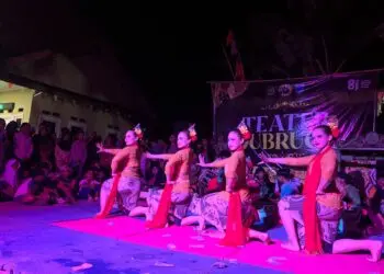 PEMENTASAN -- Kesenian Tradisional Ubrug, pentas di salah satu kampung di wilayah Kabupaten Pandeglang, dalam rangka memeriahkan HUT Kemerdekaan RI. (ISTIMEWA)