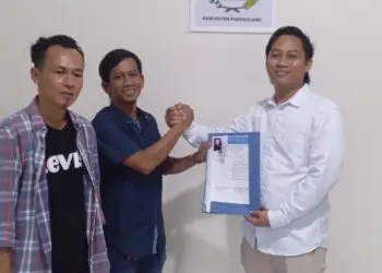 SERAHKAN BERKAS - Asep Mujahidin (kemeja putih), mengembalikan formulir pendaftaran dan menyerahkan berkas pencalonan sebagai Bakal Calon (Balon), Senin (24/8/2026). (MARDIANA/SATELITNEWS.COM)