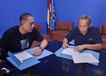 VERIFIKASI - Tim verifikator PWI Provinsi Banten, sedang memverifikasi berkas Balon Ketua PWI Kabupaten Pandeglang. (ISTIMEWA)