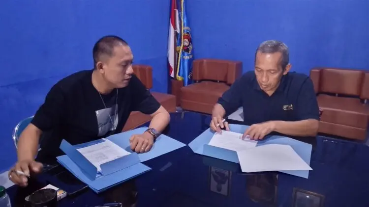 VERIFIKASI - Tim verifikator PWI Provinsi Banten, sedang memverifikasi berkas Balon Ketua PWI Kabupaten Pandeglang. (ISTIMEWA)