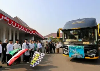 PELEPASAN -- Bupati Kabupaten Serang Ratu Rahmatuzakiyah, melepas rombongan Pengurus Cabang Nahdlatul Ulama (PCNU) Kabupaten Serang, yang akan menghadiri Muktamar ke 35 NU di Jombang, Jawa Timur, di halaman Pendopo Bupati, Selasa (25/8/2026). (ISTIMEWA)
