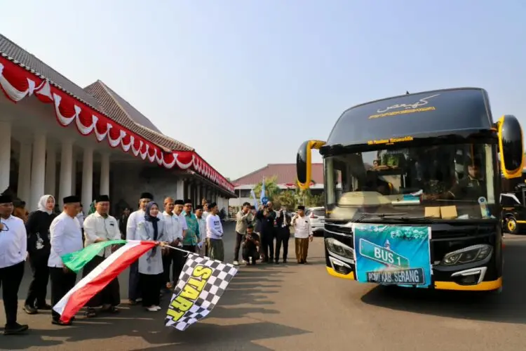 PELEPASAN -- Bupati Kabupaten Serang Ratu Rahmatuzakiyah, melepas rombongan Pengurus Cabang Nahdlatul Ulama (PCNU) Kabupaten Serang, yang akan menghadiri Muktamar ke 35 NU di Jombang, Jawa Timur, di halaman Pendopo Bupati, Selasa (25/8/2026). (ISTIMEWA)