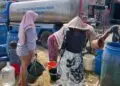 BANTUAN AIR BERSIH : Warga di Kabupaten Pandeglang mendapatkan bantuan air bersih selama musim kemarau. (ISTIMEWA)