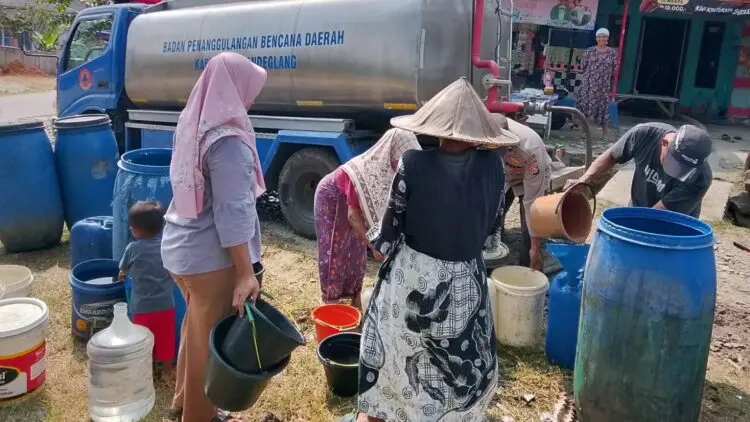 BANTUAN AIR BERSIH : Warga di Kabupaten Pandeglang mendapatkan bantuan air bersih selama musim kemarau. (ISTIMEWA)