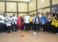 PEMBUKAAN -- Bupati Pandeglang Raden Dewi Setiani didampingi Ketua KONI Kabupaten Pandeglang Rizki Aulia Natakusumah, membuka Turnamen Futsal Ibunda Guru Cup 2026, yang dipusatkan di GOR Cikupa Pandeglang, Rabu (26/8/2026). (ISTIMEWA)