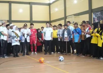 PEMBUKAAN -- Bupati Pandeglang Raden Dewi Setiani didampingi Ketua KONI Kabupaten Pandeglang Rizki Aulia Natakusumah, membuka Turnamen Futsal Ibunda Guru Cup 2026, yang dipusatkan di GOR Cikupa Pandeglang, Rabu (26/8/2026). (ISTIMEWA)