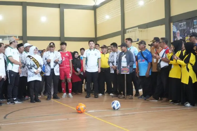 Buka Turnamen Futsal Ibunda Guru Cup, Bupati Dewi: Guru Sehat, Unggul dan Berdaya Saing