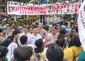 DEMONSTRASI : Puluhan aktivis BEM Banten Bersatu, melakukan aksi demonstrasi di depan kantor Gubernur Banten, KP3B, Rabu (26/8/2026). (ISTIMEWA)