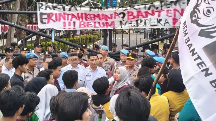 DEMONSTRASI : Puluhan aktivis BEM Banten Bersatu, melakukan aksi demonstrasi di depan kantor Gubernur Banten, KP3B, Rabu (26/8/2026). (ISTIMEWA)