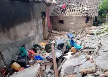 RUSAK BERAT : Salah satu rumah milik warga Kampung Cisarua, Desa Citeureup, Kecamatan Panimbang, Kabupaten Pandeglang, rusak berat akibat ledakan bom ikan. (ISTIMEWA)