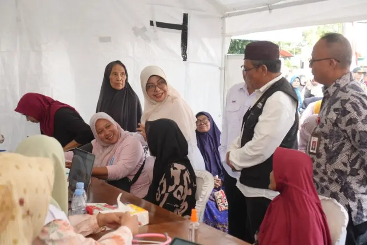 Ratusan Warga Pandeglang Belanja Sembako Murah di Baznas Pandeglang