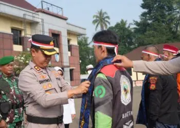 APEL BESAR -- Apel Besar Sabuk Kamtibmas dan Pam Swakarsa, yang digelar di Lapangan Mapolres Pandeglang, Kamis (27/8/2026). (ISTIMEWA)