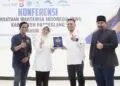 CENDERAMATA -- Bupati Pandeglang Raden Dewi Setiani, menerima cenderamata dari Ketua PWI Provinsi Banten Rian Nopandra. (ISTIMEWA)