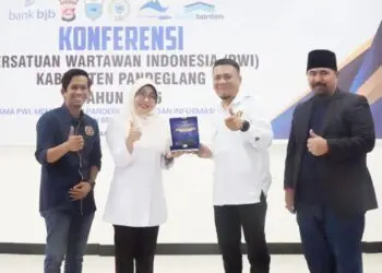 CENDERAMATA -- Bupati Pandeglang Raden Dewi Setiani, menerima cenderamata dari Ketua PWI Provinsi Banten Rian Nopandra. (ISTIMEWA)