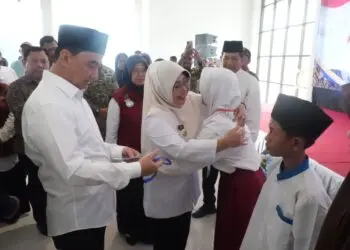 MPLS -- Bupati Pandeglang Raden Dewi Setiani, mendampingi Wakil Gubernur (Wagub) Banten Achmad Dimyati Natakusumah, meninjau kegiatan MPLS di Sekolah Rakyat Terpadu (SRT) Kecamatan Cadasari, Kabupaten Pandeglang, Jumat (28/8/2026). (ISTIMEWA)