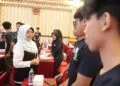 BERBINCANG -- Bupati Pandeglang Raden Dewi Setiani, berbincang dengan sejumlah mahasiswa peraih beasiswa. (ISTIMEWA)