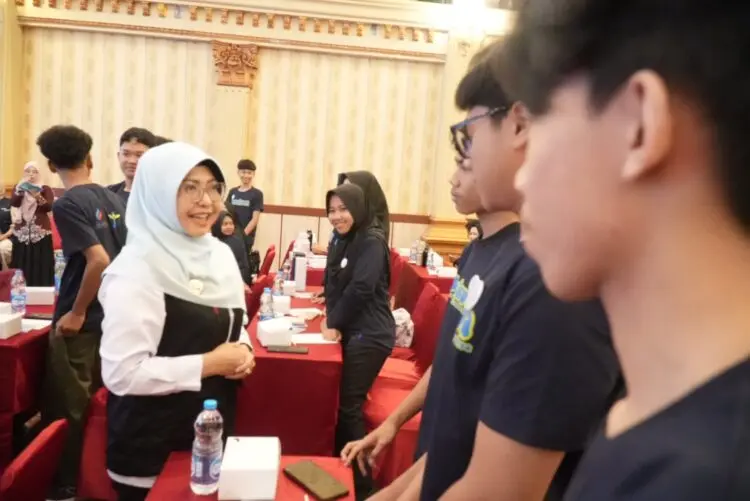 BERBINCANG -- Bupati Pandeglang Raden Dewi Setiani, berbincang dengan sejumlah mahasiswa peraih beasiswa. (ISTIMEWA)