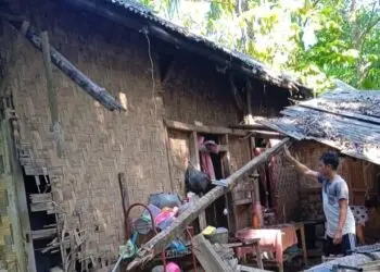 TIDAK LAYAK : Rumah warga Cikawung Girang, RT/RW 002/004, Desa Ujungjaya, Kecamatan Sumur, Kabupaten Pandeglang kondisinya tidak layak huni dan ambruk. (ISTIMEWA)