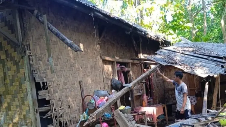 TIDAK LAYAK : Rumah warga Cikawung Girang, RT/RW 002/004, Desa Ujungjaya, Kecamatan Sumur, Kabupaten Pandeglang kondisinya tidak layak huni dan ambruk. (ISTIMEWA)