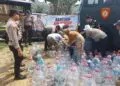 MENDISTRIBUSIKAN AIR BERSIH : Jajaran Polda Banten, mendistribusikan bantuan air bersih kepada warga Tigaraksa. (ISTIMEWA)