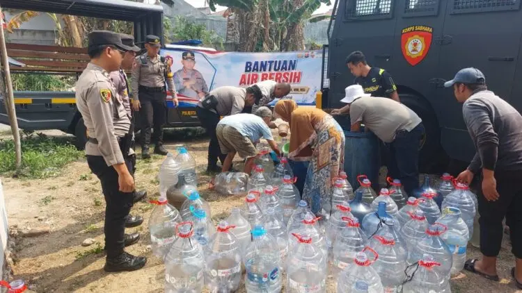 Tangani Kekeringan, Polda Banten Distribusikan 6.500 Liter Air Bersih