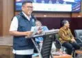 MENYAMPAIKAN PESAN : Gubernur Banten Andra Soni menyampaikan pesan saat membuka acara program Super Camp Banten Merebut Garuda. (ISTIMEWA)