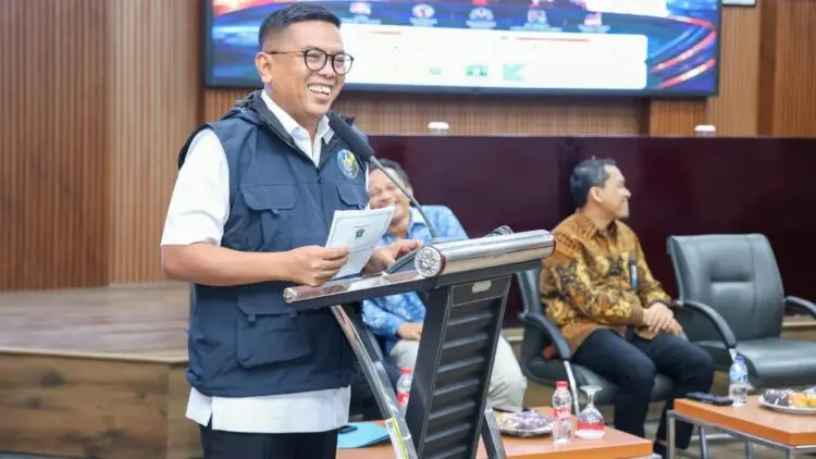 MENYAMPAIKAN PESAN : Gubernur Banten Andra Soni menyampaikan pesan saat membuka acara program Super Camp Banten Merebut Garuda. (ISTIMEWA)