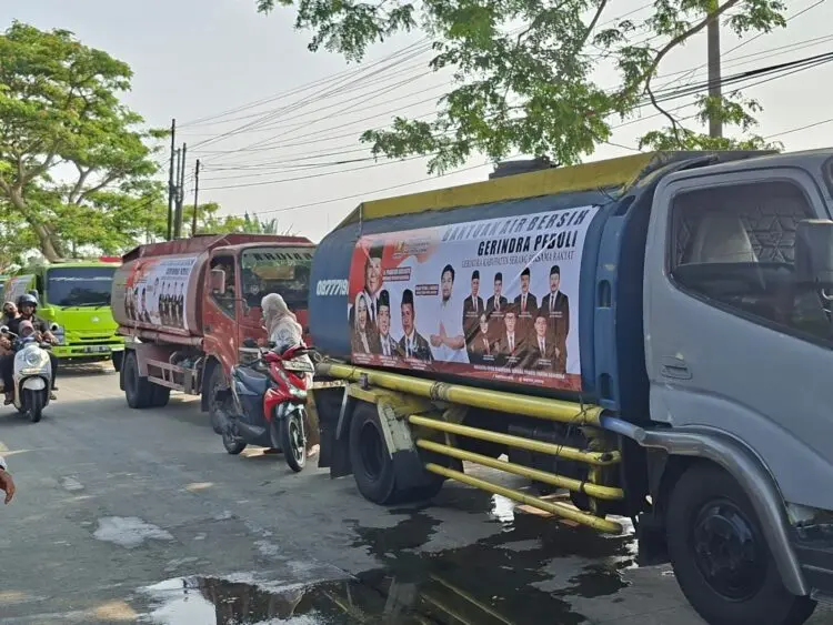 BANTUAN AIR BERSIH -- DPC Partai Gerindra Kabupaten Serang bersama Tunas Indonesia Raya (Tidar) Provinsi Banten, mendistribusikan sekitar 80.000 liter air bersih kepada masyarakat yang terdampak kekeringan di sejumlah desa di Kecamatan Pontang dan Kecamatan Tirtayasa, Minggu (30/8/2026). (ISTIMEWA)