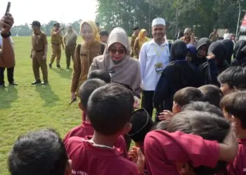 BERBINCANG -- Bupati Pandeglang Raden Dewi Setiani, berbincang dengan siswa/siswi Sekolah Rakyat Terpadu (SRT) 1 yang sedang mengikuti MPLS. (ISTIMEWA)