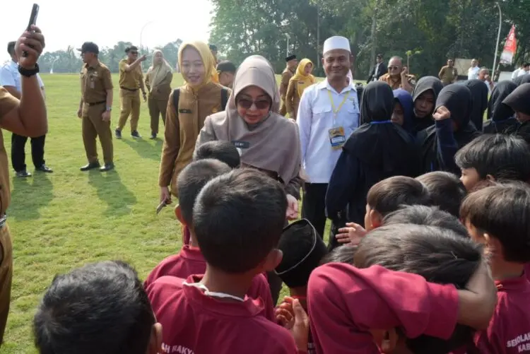 BERBINCANG -- Bupati Pandeglang Raden Dewi Setiani, berbincang dengan siswa/siswi Sekolah Rakyat Terpadu (SRT) 1 yang sedang mengikuti MPLS. (ISTIMEWA)