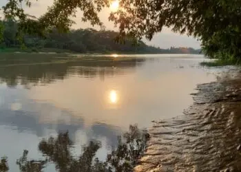 SUNGAI CIUJUNG : Kali Ciujung di Desa Sangiang, Kecamatan Pamarayan, mulai surut karena kemarau. Baru-baru ini, aliran Sungai Ciujung di Kabupaten Serang, berubah menjadi hitam karena dampak pembuangan limbah. (ISTIMEWA)