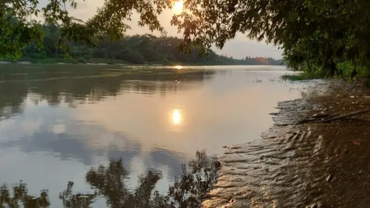 SUNGAI CIUJUNG : Kali Ciujung di Desa Sangiang, Kecamatan Pamarayan, mulai surut karena kemarau. Baru-baru ini, aliran Sungai Ciujung di Kabupaten Serang, berubah menjadi hitam karena dampak pembuangan limbah. (ISTIMEWA)