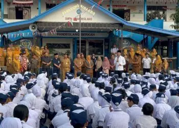 BERNOSTALGIA - Mentrans RI Muhammad Iftitah Sulaiman Suryanagara, bernostalgia di SMPN 1 Pandeglang, Senin (31/8/2026). (ISTIMEWA)
