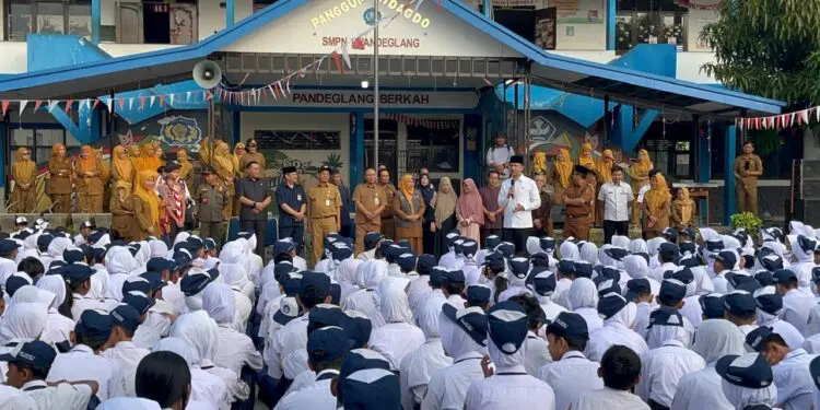 BERNOSTALGIA - Mentrans RI Muhammad Iftitah Sulaiman Suryanagara, bernostalgia di SMPN 1 Pandeglang, Senin (31/8/2026). (ISTIMEWA)