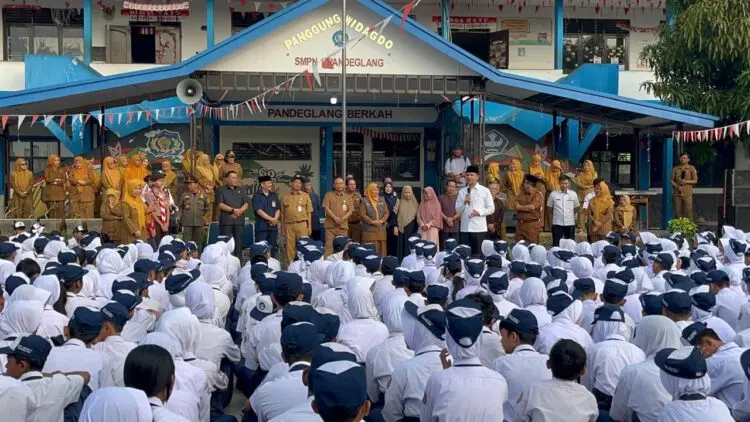 BERNOSTALGIA - Mentrans RI Muhammad Iftitah Sulaiman Suryanagara, bernostalgia di SMPN 1 Pandeglang, Senin (31/8/2026). (ISTIMEWA)