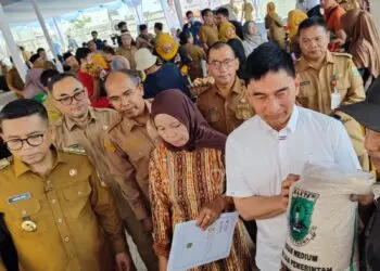 MEMBAGIKAN BERAS CPP : Gubernur Banten Andra Soni (kiri) bersama Wagub Banten Achmad Dimyati Natakusumah (kanan), membagikan beras CPP. (ISTIMEWA)
