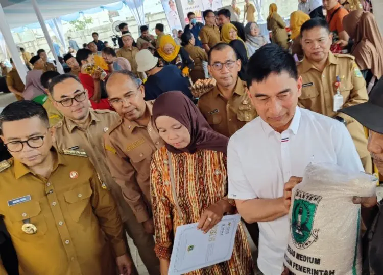 MEMBAGIKAN BERAS CPP : Gubernur Banten Andra Soni (kiri) bersama Wagub Banten Achmad Dimyati Natakusumah (kanan), membagikan beras CPP. (ISTIMEWA)
