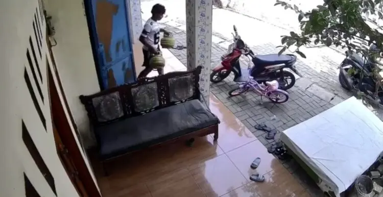 Hitungan Detik, Dua Remaja Curi Tabung Gas di Pondok Aren