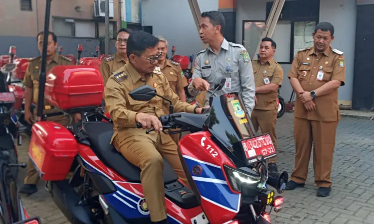 Pemkot Tangerang Serahkan 16 Motor Operasional Damkar dan 440 APAR