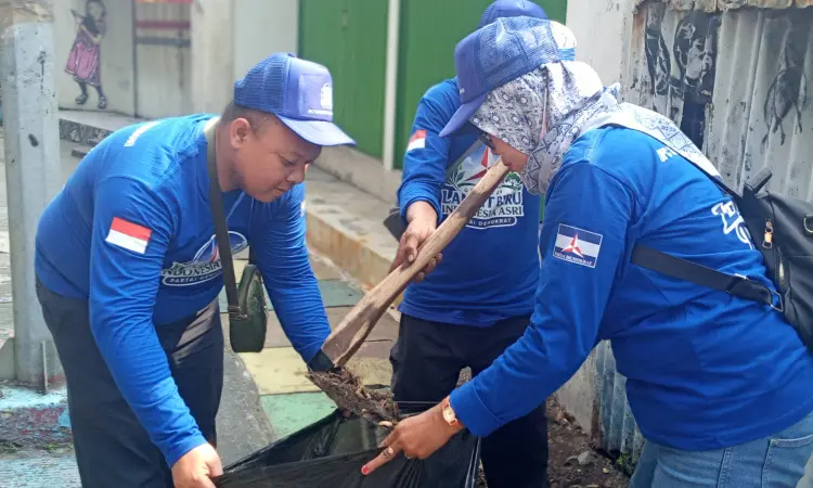 Demokrat Kota Tangerang Gelar Gerakan Langit Biru Indonesia Asri, Bersihkan Bantaran Cisadane dan Tanam Pohon Buah