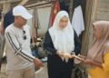 BERI BANTUAN - Ketua DPRD Kabupaten Pandeglang TB. A. Khatibul Umam bersama Ketua Komisi IV DPRD Kabupaten Pandeglang TB. Udi Juhdi dan jajaran, memberi bantuan kepada masyarakat kurang mampu, Minggu (9/8/2026). (MARDIANA/SATELITNEWS.COM)