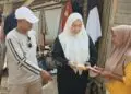 BERI BANTUAN - Ketua DPRD Kabupaten Pandeglang TB. A. Khatibul Umam bersama Ketua Komisi IV DPRD Kabupaten Pandeglang TB. Udi Juhdi dan jajaran, memberi bantuan kepada masyarakat kurang mampu, Minggu (9/8/2026). (MARDIANA/SATELITNEWS.COM)