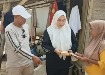 BERI BANTUAN - Ketua DPRD Kabupaten Pandeglang TB. A. Khatibul Umam bersama Ketua Komisi IV DPRD Kabupaten Pandeglang TB. Udi Juhdi dan jajaran, memberi bantuan kepada masyarakat kurang mampu, Minggu (9/8/2026). (MARDIANA/SATELITNEWS.COM)