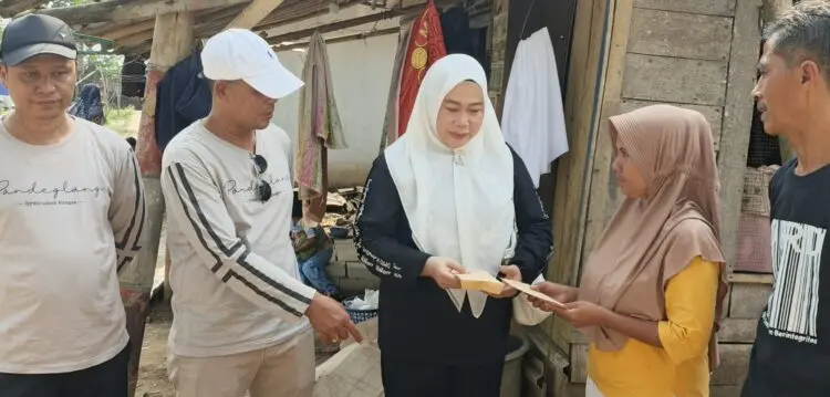 BERI BANTUAN - Ketua DPRD Kabupaten Pandeglang TB. A. Khatibul Umam bersama Ketua Komisi IV DPRD Kabupaten Pandeglang TB. Udi Juhdi dan jajaran, memberi bantuan kepada masyarakat kurang mampu, Minggu (9/8/2026). (MARDIANA/SATELITNEWS.COM)