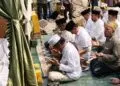 BERZIARAH -- Gubernur Banten Andra Soni, Wagub Banten Achmad Dimyati Natakusumah, Tokoh masyarakat Banten Embay Mulya Syarif, beserta jajaran pejabat Pemprov, Pemkab Pandeglang, beserta Muspika, berziarah ke makam Syekh Asnawi Caringin, Minggu (9/8/2026). (MARDIANA/SATELITNEWS.COM)