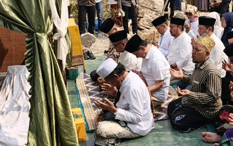 BERZIARAH -- Gubernur Banten Andra Soni, Wagub Banten Achmad Dimyati Natakusumah, Tokoh masyarakat Banten Embay Mulya Syarif, beserta jajaran pejabat Pemprov, Pemkab Pandeglang, beserta Muspika, berziarah ke makam Syekh Asnawi Caringin, Minggu (9/8/2026). (MARDIANA/SATELITNEWS.COM)