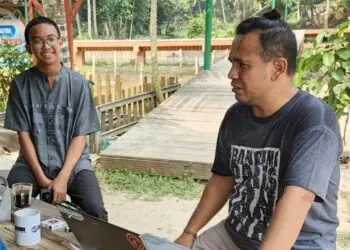 DISKUSI -- Kades Bandung, Kecamatan Banjar, Kabupaten Pandeglang, Wahyu Kusnadihardja, berdiskusi dengan seorang siswa SLTA asal Pandeglang, beberapa waktu lalu. (DOKUMEN/SATELITNEWS.COM)